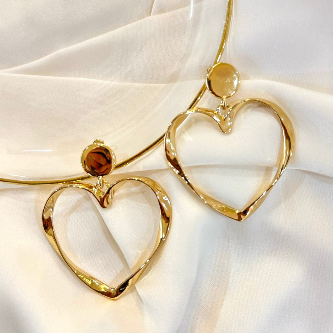 Liv | Aretes de corazón dorado con detalle circular