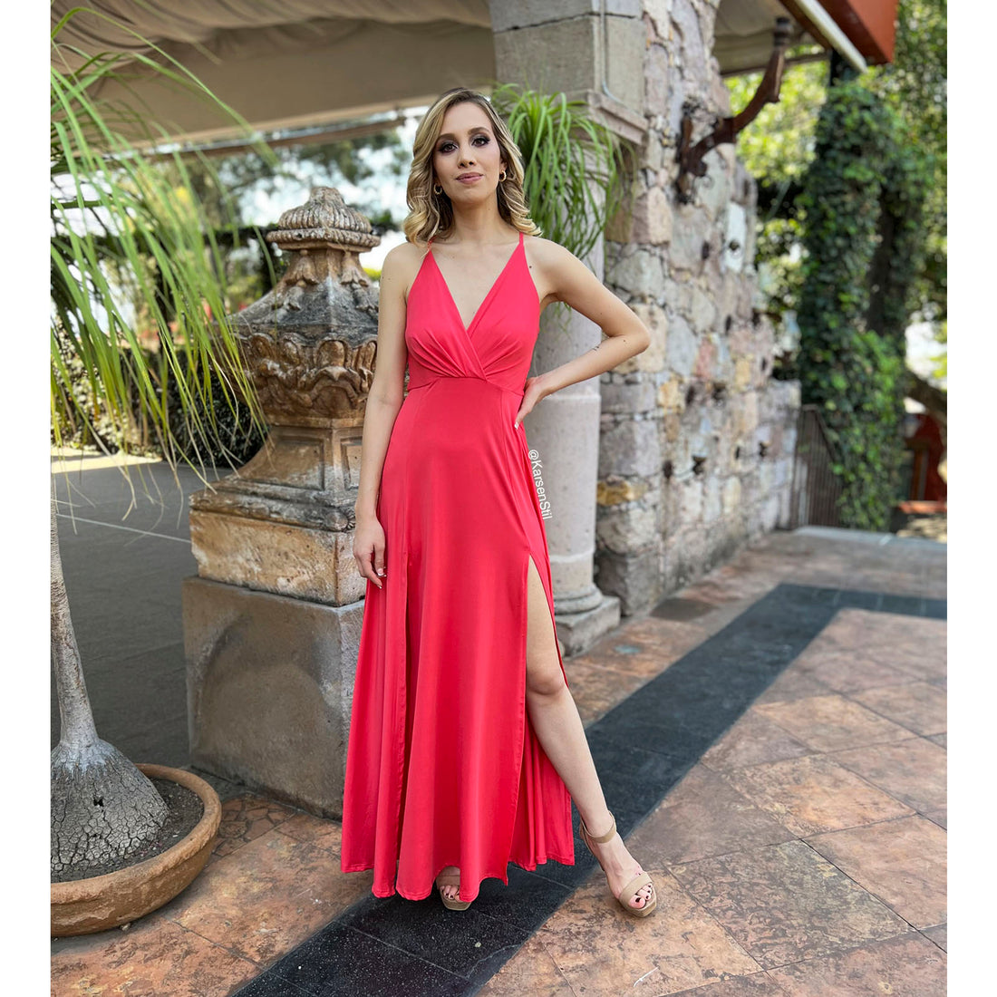 Vestido largo coral con abertura