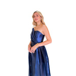 Eiko | Vestido largo strapless con escarola y cauda azul cobalto