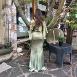 Nelida | Vestido largo con manga ajustable satín olivo