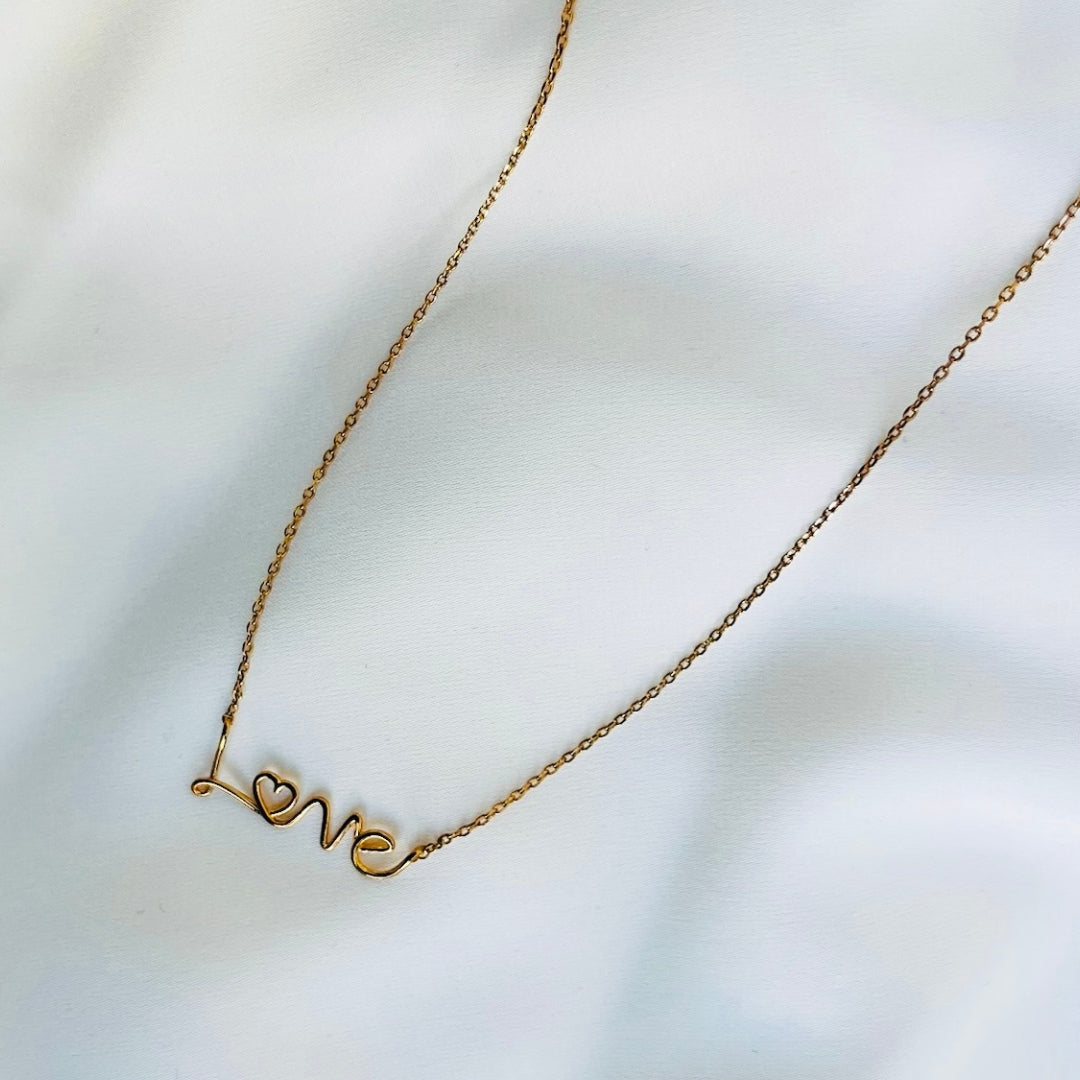 Amore | Collar con dije LOVE dorado