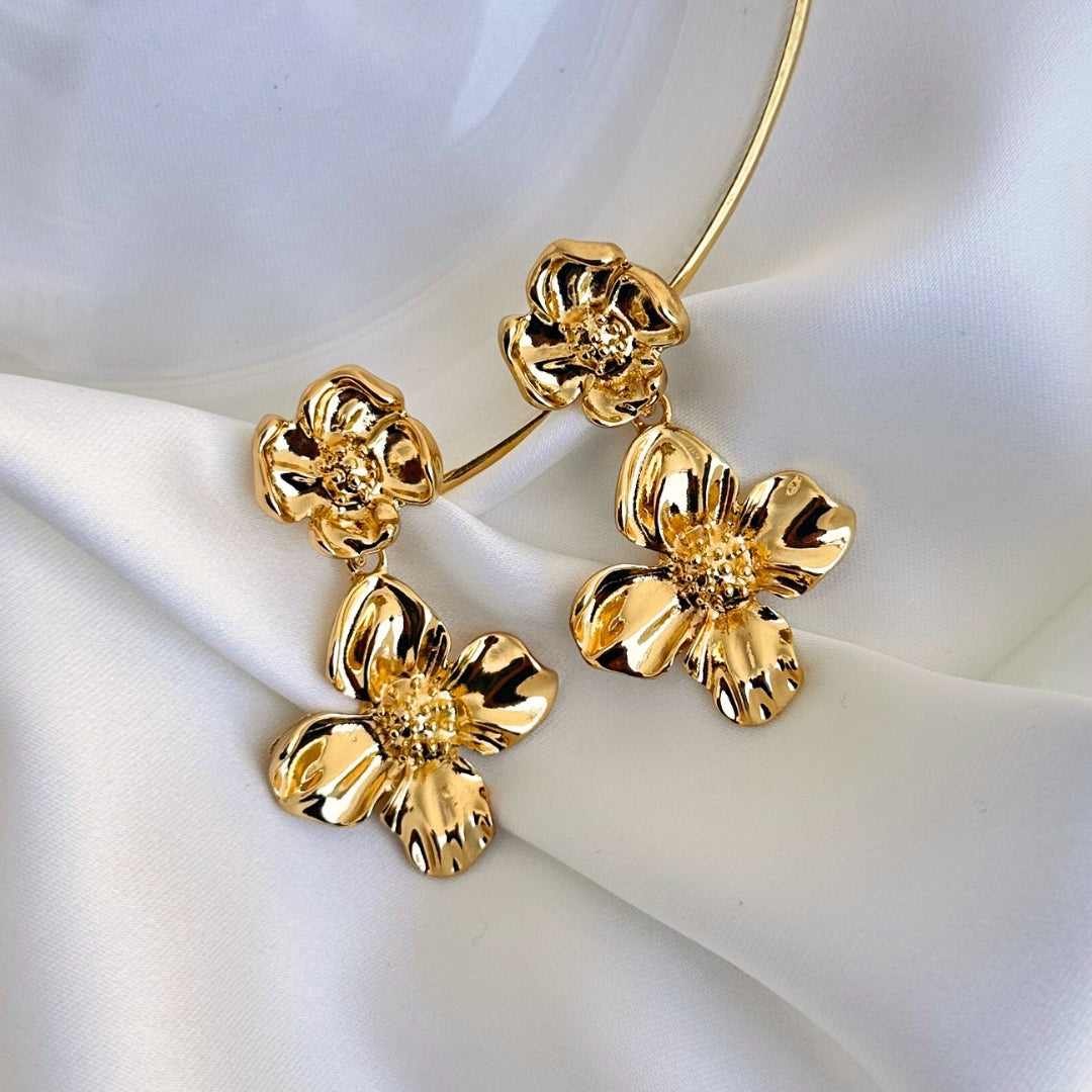 Heidi | Aretes con diseño de flor dorado